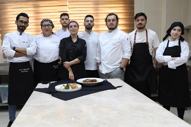 Aşçılık alanında üne sahip usta şefler, Alanya Alaaddin Keykubat Üniversitesi (ALKÜ) Aşçılık programı öğrencilerine deneyimlerini aktardı. Aşçılık alanında üne sahip usta şefler, Alanya Alaaddin Keykubat Üniversitesi (ALKÜ) Aşçılık programı öğrencilerine deneyimlerini aktardı.