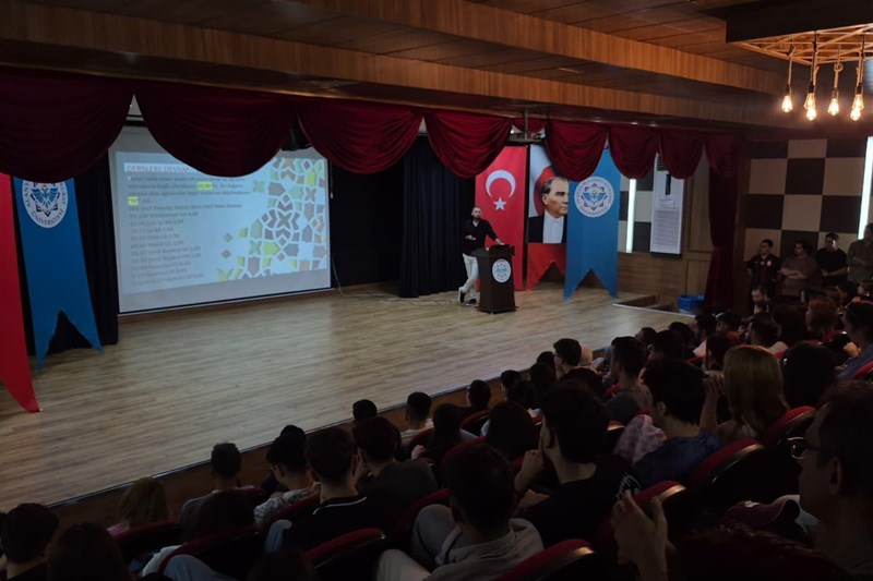 ARAMIZA YENİ KATILAN ÖĞRENCİLERİMİZ İÇİN ORYANTASYON EĞİTİMİ ARAMIZA YENİ KATILAN ÖĞRENCİLERİMİZ İÇİN ORYANTASYON EĞİTİMİ