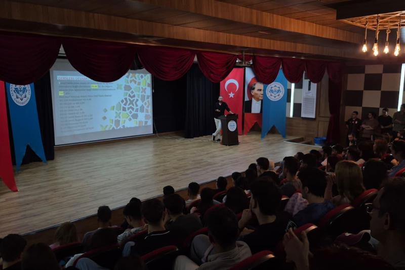 ARAMIZA YENİ KATILAN ÖĞRENCİLERİMİZ İÇİN ORYANTASYON EĞİTİMİ