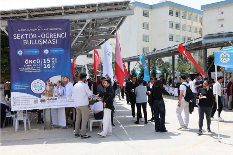 ALKÜ’LÜ ÖĞRENCİLER SEKTÖRLERLE BULUŞTU